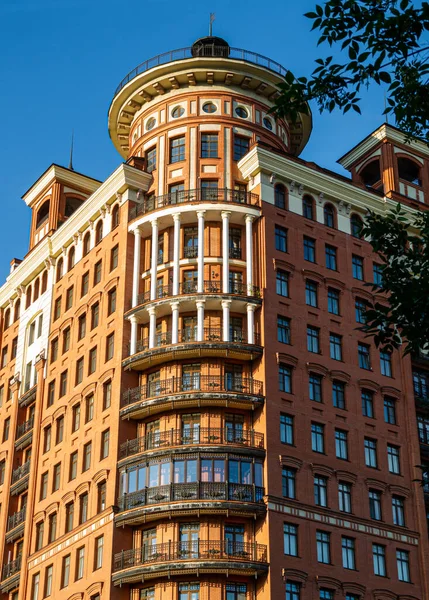 Modern şehir binasının köşesine bak