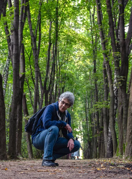 Parkta düşünceli bir adamın portresi.