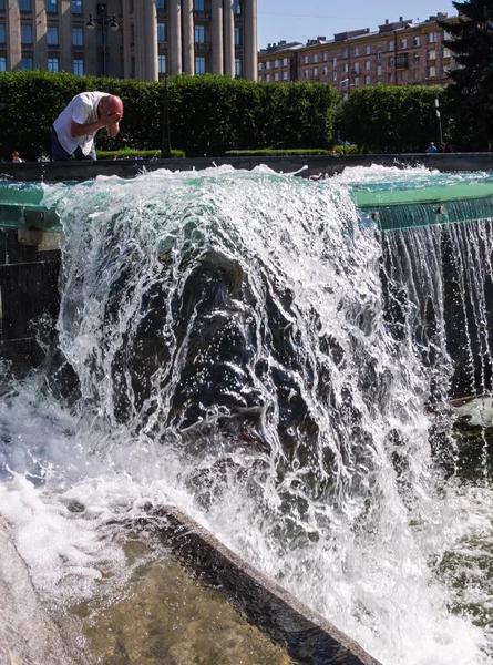 Person Wäscht Sich Brunnen Das Gesicht Moment Des Lebens — Stockfoto