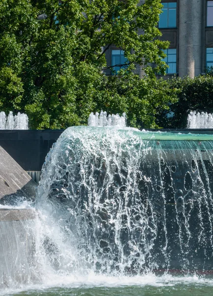 Wasserfallender Brunnen Mit Spritzern Und Bächen Bei Sonnigem Tag Sankt — Stockfoto