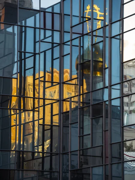 Kilise, ofis binası cephesini yansıtıyor