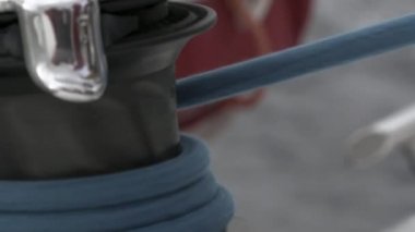 Vinç ve halat kadar yakın gemi yavaş hareket yelken.