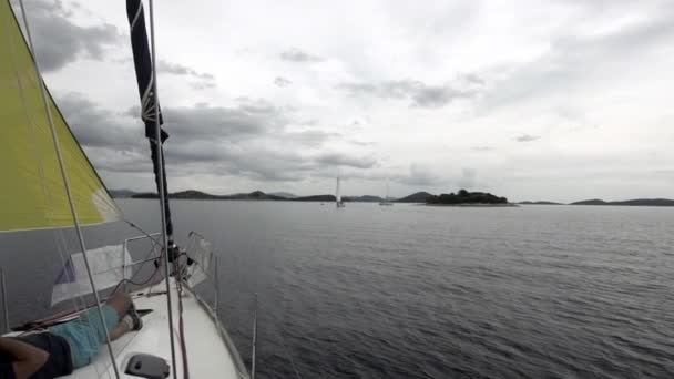 Yate de vela en el océano. — Vídeo de stock