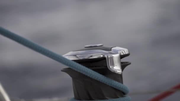 Лебідка і мотузка на вітрильному судні повільний рух . — стокове відео