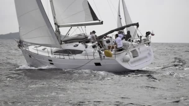 Yate de vela en el océano cámara lenta. — Vídeos de Stock