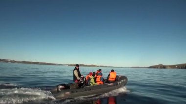İnsanlar yeni dünya Vaigach bir lastik teknede Okyanusu.