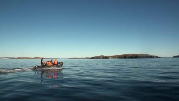 Mensen in een rubberboot in Ocean op de nieuwe aarde Vaigach. — Stockvideo