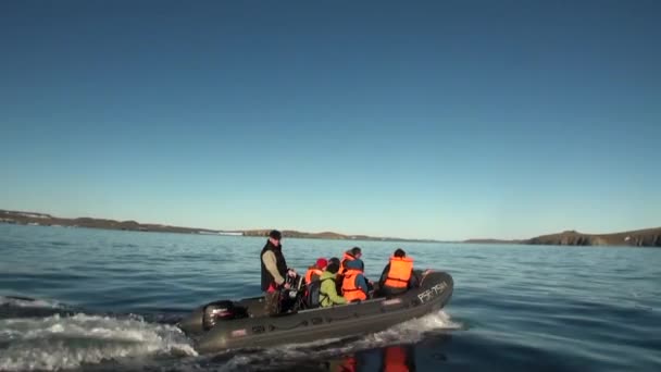 Pessoas em um barco de borracha em Ocean on New Earth Vaigach . — Vídeo de Stock