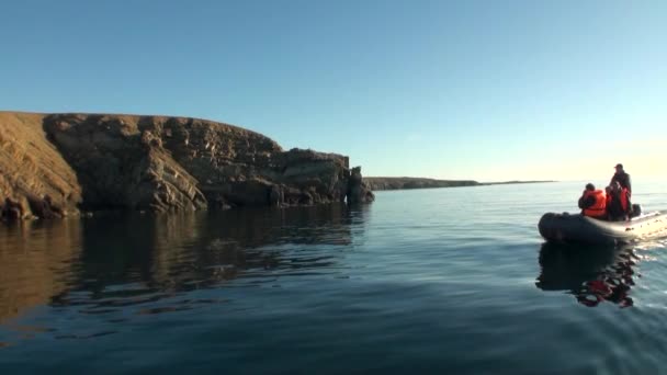 Människor i en gummibåt i havet på nya jorden Vaigach. — Stockvideo