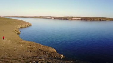 Yeni Dünya Vaigach Rus Kuzey tarihinde dron'un gelen insanlar soğuk vahşi üzerinde görüş.