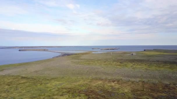 Panorama van koude wildernis uitzicht vanaf drone in nieuwe aarde Vaigach Russische noorden. — Stockvideo