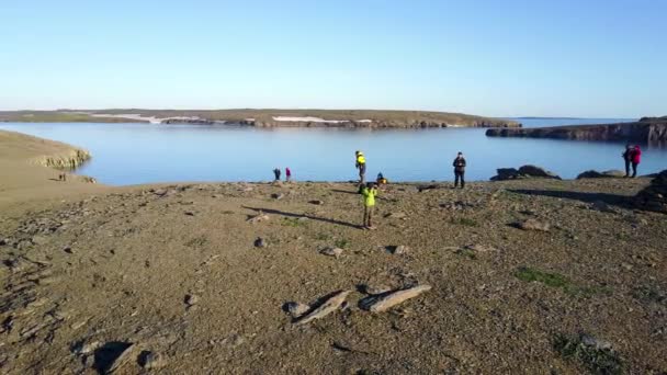 Mensen op koude wildernis zicht van de drone op nieuwe aarde Vaigach Russische Noord. — Stockvideo