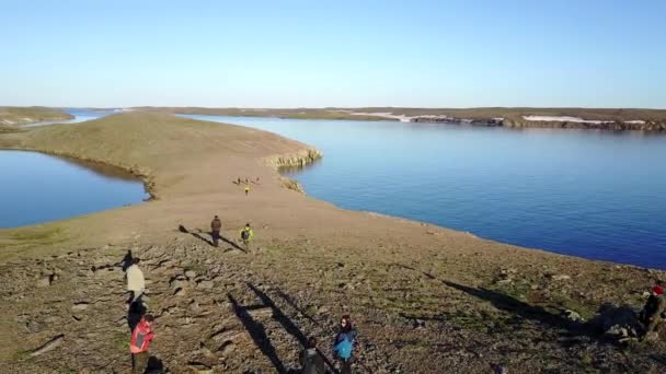 Pessoas em vista de deserto frio de drone na Nova Terra Vaigach Norte russo . — Vídeo de Stock