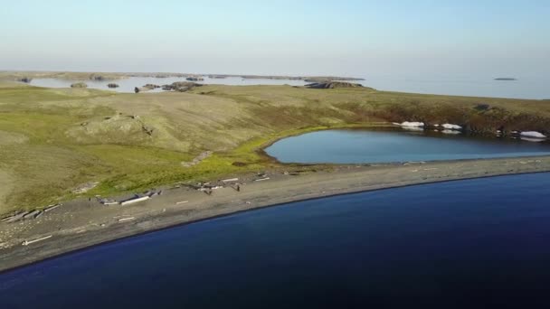 Mensen op koude wildernis zicht van de drone op nieuwe aarde Vaigach Russische Noord. — Stockvideo