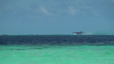 Arka plan su yüzeyi ve ufuk Maldivler deniz uçağı.