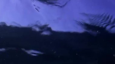 Güneş ışınları güneş ışığı su yüzeyinden yansıyan..