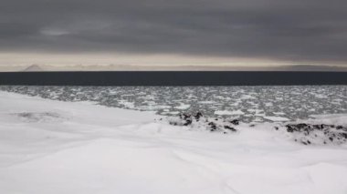 Buz mağarasında buz sarkıtları ve dikitler..
