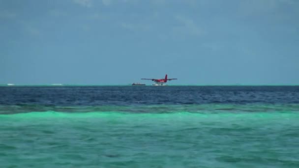 Hidroavión en la superficie del agua de fondo y el horizonte en Maldivas . — Vídeos de Stock