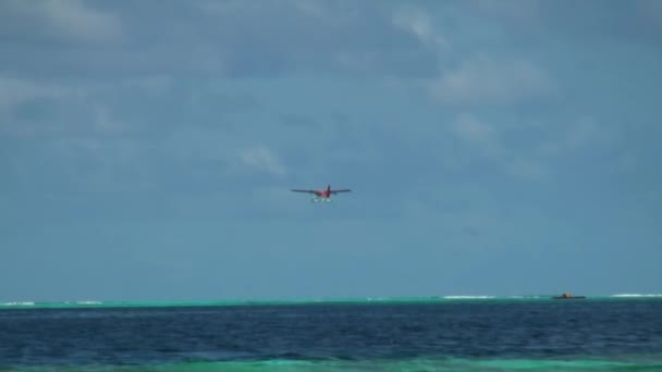 Hydroplán na pozadí vodní hladiny a horizont v Maledivách. — Stock video