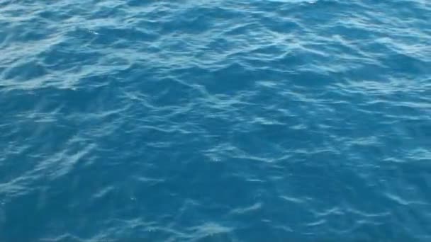 Azúr kék víz a felszínen a Maldív-szigetek.