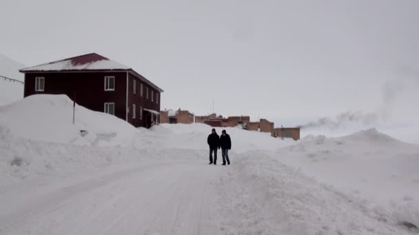 Paisagem e edifícios de Barentsburg em Svalbard — Vídeo de Stock