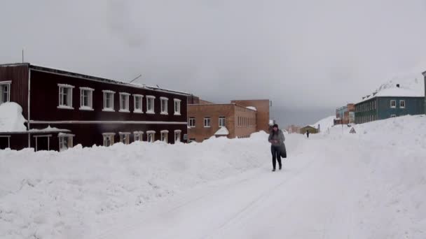 Paysage et bâtiments de Barentsburg sur le Svalbard — Video