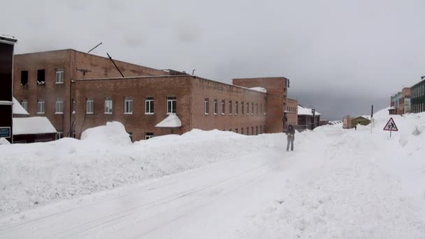 Tájkép és épületek Barentsburg a Spitzbergákon — Stock videók
