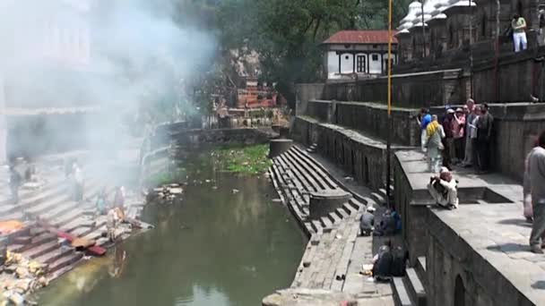 Río sucio en Katmandú Nepal . — Vídeo de stock