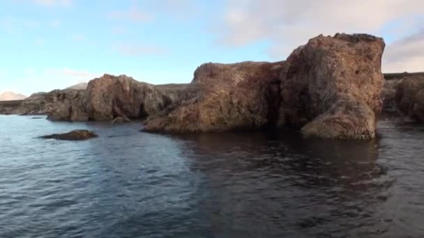 Stone skály útesů ve vodě na pozadí Severního ledového oceánu v Svalbard. — Stock video