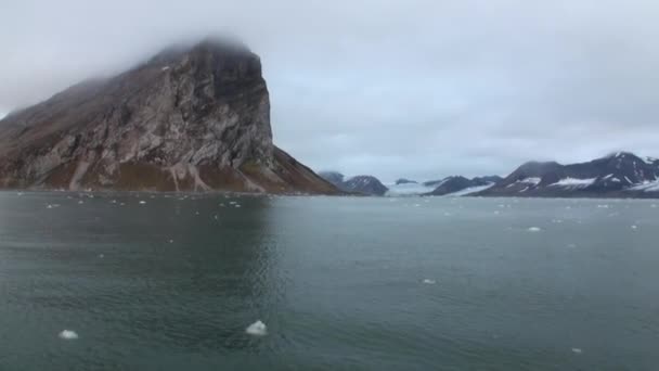 Hills and top mount in fog on coast on background of ice moving in Arctic Ocean. — Stock Video