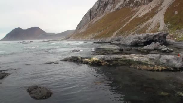 Colinas y monte en la costa en el fondo del Océano Ártico en Svalbard . — Vídeo de stock