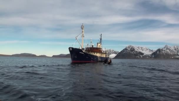 Ludzie w statek jacht na tle śniegu w górach z Oceanu Arktycznego Svalbard. — Wideo stockowe