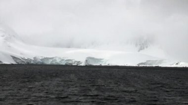 Okyanus Antarktika'nın dağda kar.