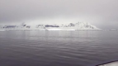 Antarktika'nın gemi okyanus kar dağlar görünümünden.