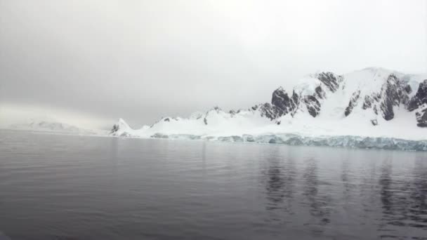 Vista de las montañas de nieve desde el barco océano de la Antártida . — Vídeo de stock