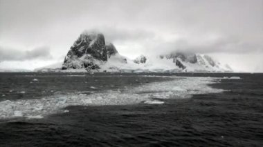 Antarktika'nın okyanusta yüzen buz kütlesi buz.