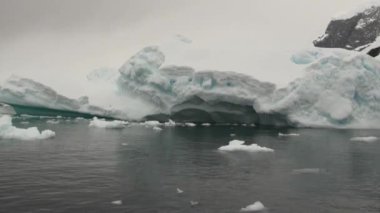 Buzdağı ve Antarktika'nın okyanusta yüzen buz kütlesi buz.