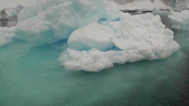 Yüzen buz kütlesi ve buzdağı Antarktika okyanusta.