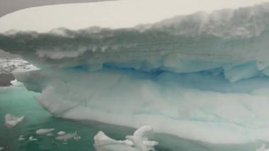 Buzdağı ve Antarktika'nın okyanusta yüzen buz kütlesi buz.