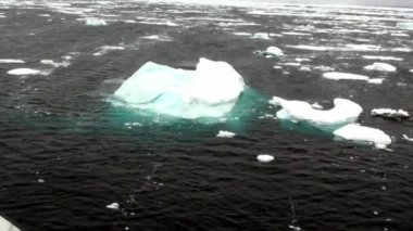 Antarktika'nın okyanusta gemi görünümünden yüzen buz kütlesi.