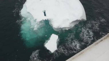 Antarktika'nın okyanusta gemi dalgalardan.