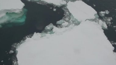 Antarktika'nın okyanusta gemi görünümünden yüzen buz kütlesi.