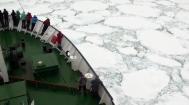 Antarktika'nın okyanusta yüzen buz kütlesi buz arka plan üzerinde gemideki insanların.