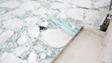 Antarktika'nın okyanusta yüzen buz kütlesi buz arka plan üzerinde gemi.