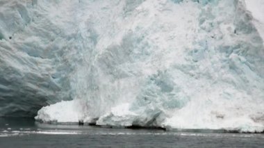 Okyanus Antarktika'nın dağda kar.