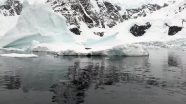 Antarktika'nın okyanusta yüzen buz kütlesi buz ve kar dağlar.