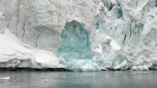 Величезний гігантського айсберга і острів пінгвінів в океані Антарктиди. — стокове відео