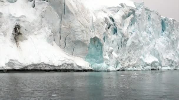 Enorma gigantiska isberg och isflak i ocean av Antarktis. — Stockvideo