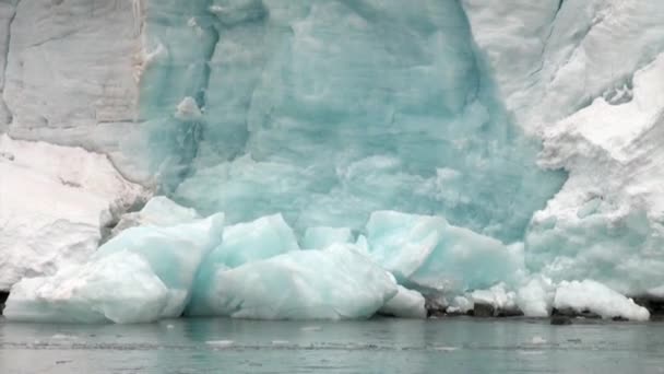 Grande iceberg gigante e gelo floe no oceano da Antártida . — Vídeo de Stock