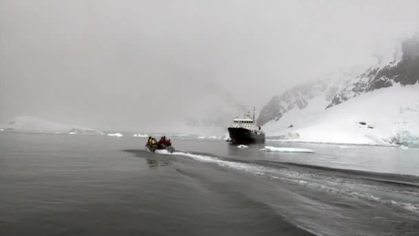 İnsanlar kauçuk tekne ve Antarktika'nın okyanusta gemi. — Stok video